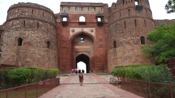 Delhi India August 2022 Tourists Visiting Purana Qila Old Fort — Stock Video