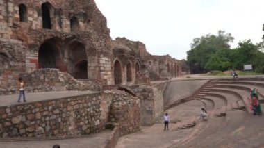 DELHI, INDIA, 24 Ağustos 2022: Purana Qila 'yı veya Hindistan' daki eski kaleyi ziyaret eden turistler.