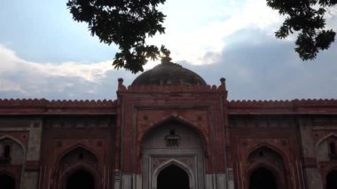 DELHI, INDIA, 24 Ağustos 2022: Purana Qila 'yı veya Hindistan' daki eski kaleyi ziyaret eden turistler.