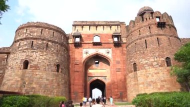 DELHI, INDIA, 24 Ağustos 2022: Purana Qila 'yı veya Hindistan' daki eski kaleyi ziyaret eden turistler.