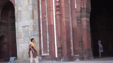 DELHI, INDIA, 24 Ağustos 2022: Purana Qila 'yı veya Hindistan' daki eski kaleyi ziyaret eden turistler.