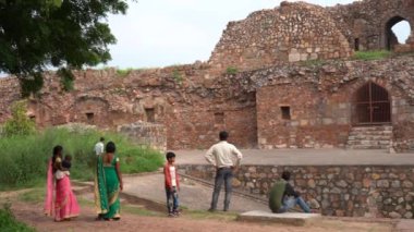 DELHI, INDIA, 24 Ağustos 2022: Purana Qila 'yı veya Hindistan' daki eski kaleyi ziyaret eden turistler.
