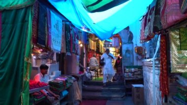  Delhi, Hindistan DELHI, INDIA, 24 Ağustos 2022: Nizam Uddin Dargah, Delhi, Hindistan 'daki anıtmezardaki hayranlar.