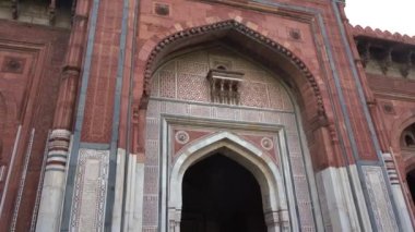 DELHI, INDIA, 24 Ağustos 2022: Purana Qila 'yı veya Hindistan' daki eski kaleyi ziyaret eden turistler.