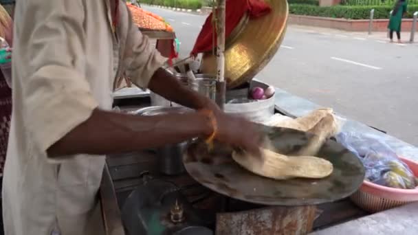 Agra インド 2022年8月23日 観光客 地元の人々 バスティーマーケットストリート カラフルな服のショップ リックシャウス ジャマイカ マスジド — ストック動画