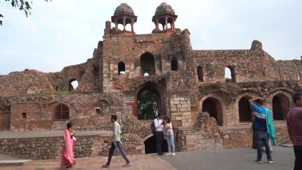 Delhi India Augusti 2022 Turister Besöker Purana Qila Eller Gamla — Stockvideo