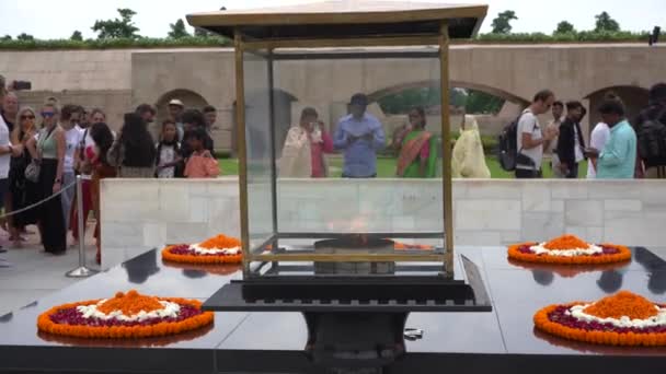 2022年8月23日 インドのDelhi マハトマ ガンジーにラージ ガット記念館を訪れる人々 — ストック動画