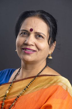 Sari giymiş mutlu bir Hintli kadının portresi..