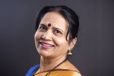 Sari giymiş mutlu bir Hintli kadının portresi..