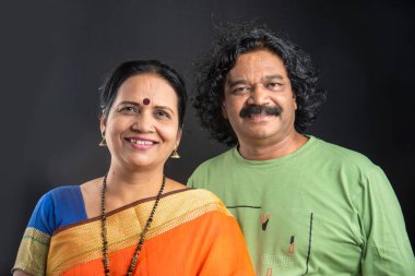 Gri arka planda mutlu Hintli çift.