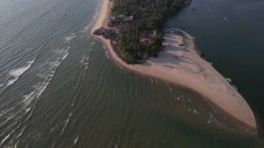 Maharashtra 'daki Konkan sahillerinin en güzel sahili, Hindistan' daki güzel kumsalların insansız hava aracı manzarası..