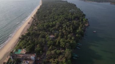 Maharashtra 'daki Konkan sahillerinin en güzel sahili, Hindistan' daki güzel kumsalların insansız hava aracı manzarası..