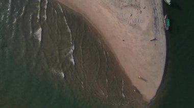 Maharashtra 'daki Konkan sahillerinin en güzel sahili, Hindistan' daki güzel kumsalların insansız hava aracı manzarası..