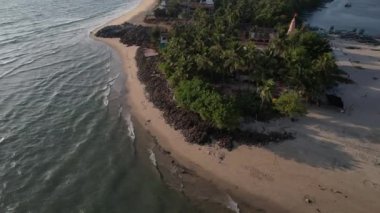 Maharashtra 'daki Konkan sahillerinin en güzel sahili, Hindistan' daki güzel kumsalların insansız hava aracı manzarası..