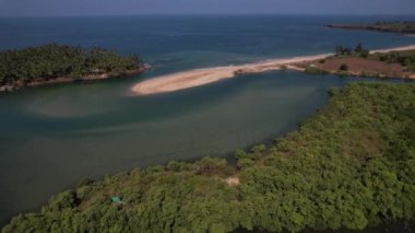 Maharashtra 'daki Konkan sahillerinin en güzel sahili, Hindistan' daki güzel kumsalların insansız hava aracı manzarası..