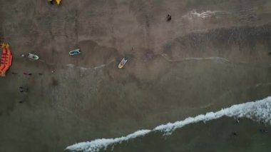 Maharashtra 'daki Konkan sahillerinin en güzel sahili, Hindistan' daki güzel kumsalların insansız hava aracı manzarası..