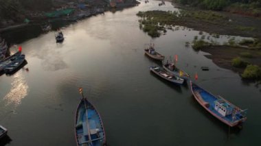 Hindistan 'ın Maharashtra kentindeki Konkan sahilinde balıkçıların hava manzaralı köyü ve balıkçı tekneleri.