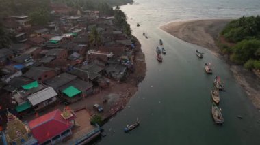 Hindistan 'ın Maharashtra kentindeki Konkan sahilinde balıkçıların hava manzaralı köyü ve balıkçı tekneleri.