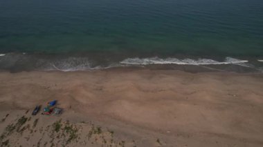 Maharashtra 'daki Konkan sahillerinin en güzel sahili, Hindistan' daki güzel kumsalların insansız hava aracı manzarası..