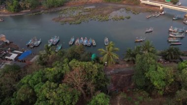 Hindistan 'ın Maharashtra kentindeki Konkan sahilinde balıkçıların hava manzaralı köyü ve balıkçı tekneleri.
