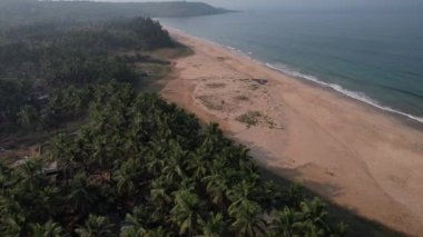 Maharashtra 'daki Konkan sahillerinin en güzel sahili, Hindistan' daki güzel kumsalların insansız hava aracı manzarası..