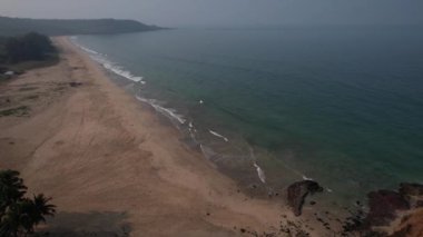 Maharashtra 'daki Konkan sahillerinin en güzel sahili, Hindistan' daki güzel kumsalların insansız hava aracı manzarası..