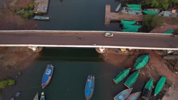 印度马哈拉施特拉邦Konkan海岸渔民及其渔船的空中观察村 — 图库视频影像