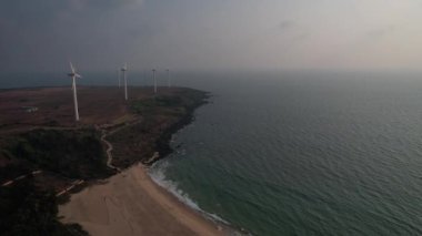 Maharashtra 'daki Konkan sahillerinin en güzel sahili, Hindistan' daki güzel kumsalların insansız hava aracı manzarası..