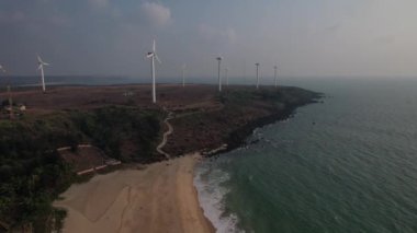 Maharashtra 'daki Konkan sahillerinin en güzel sahili, Hindistan' daki güzel kumsalların insansız hava aracı manzarası..