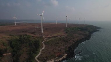 Maharashtra 'daki Konkan sahillerinin en güzel sahili, Hindistan' daki güzel kumsalların insansız hava aracı manzarası..