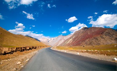 Himalayalar, Ladakh, Hindistan 'daki Himalaya Manali-Leh otoyolu.