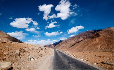 Himalayalar, Ladakh, Hindistan 'daki Himalaya Manali-Leh otoyolu.