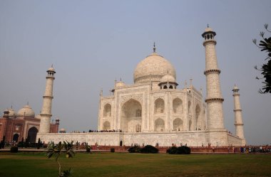 Taj Mahal aydınlık ve açık bir günde, Agra, Hindistan 'daki UNESCO Dünya Mirasları sahasında.