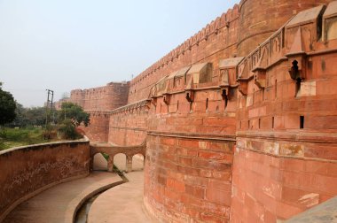 Kızıl Agra Kalesi, 16. Yüzyılda Babür İmparatoru Akbar tarafından inşa edilen UNESCO Dünya Mirası Alanı..