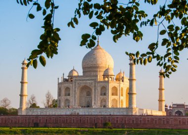 Yamuna Nehri 'nin karşı kıyısından Taj Mahal manzarası. UNESCO Dünya Mirası Alanı, Hindistan.