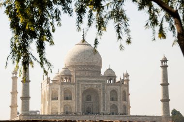 Yamuna Nehri 'nin karşı kıyısından Taj Mahal manzarası. UNESCO Dünya Mirası Alanı, Hindistan.