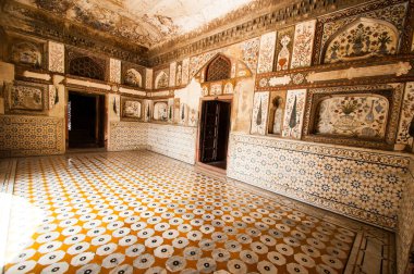 Itmad-ud-Daulah, Baby Taj ya da Jewel Box gibi Hindistan 'ın Agra kentinin en ünlü simgelerinden biri.