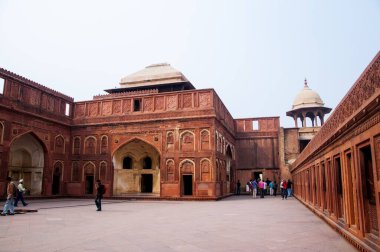 Kızıl Agra Kalesi, 16. Yüzyılda Babür İmparatoru Akbar tarafından inşa edilen UNESCO Dünya Mirası Alanı..