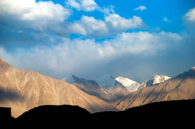 Ladakh, Hindistan 'da terk edilmiş bölge ve dağ sıraları..