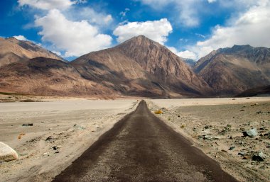 Himalayalar, Ladakh, Hindistan 'daki Himalaya Manali-Leh otoyolu.