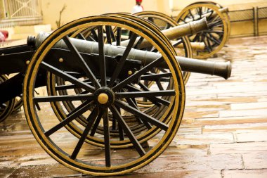 Chandra Mahal 'deki eski siyah toplar, Pembe Şehir' deki şehir sarayı, Jaipur, Rajasthan, Hindistan.