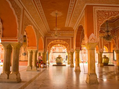 Şehir Sarayı, Jaipur, 19. yüzyılın sonlarında İslami, Rajput ve Avrupa mimari tarzlarının birleşimiyle inşa edilmiş, Hindistan 'ın turistik atraksiyonu.