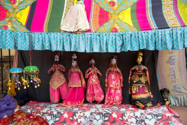 Hindistan 'ın Jaipur caddesinde satılık kuklalar var.