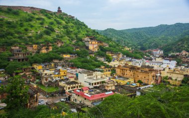 Eski Jaipur Şehri, Hindistan 'daki Amber Kalesi' nin tepesinden izleniyor..