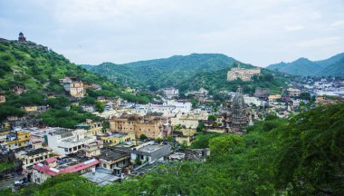 Eski Jaipur Şehri, Hindistan 'daki Amber Kalesi' nin tepesinden izleniyor..
