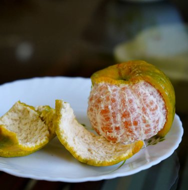 Portakallar masaya yakın çekim