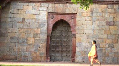 Purana Qila 'daki kadın turist veya Eski Kale, Delhi, Hindistan.