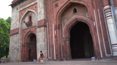 Purana Qila 'daki kadın turist veya Eski Kale, Delhi, Hindistan.