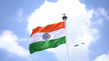 Gökyüzü arka planında üç renkli Hint Bayrağı