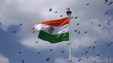 Gökyüzü arka planında üç renkli Hint Bayrağı